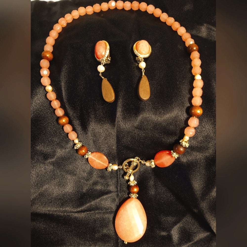 PEACH/WOOD/FAUX PEARL/GOLDTONE BEADED NECKLACE & CLIP EARRING SET